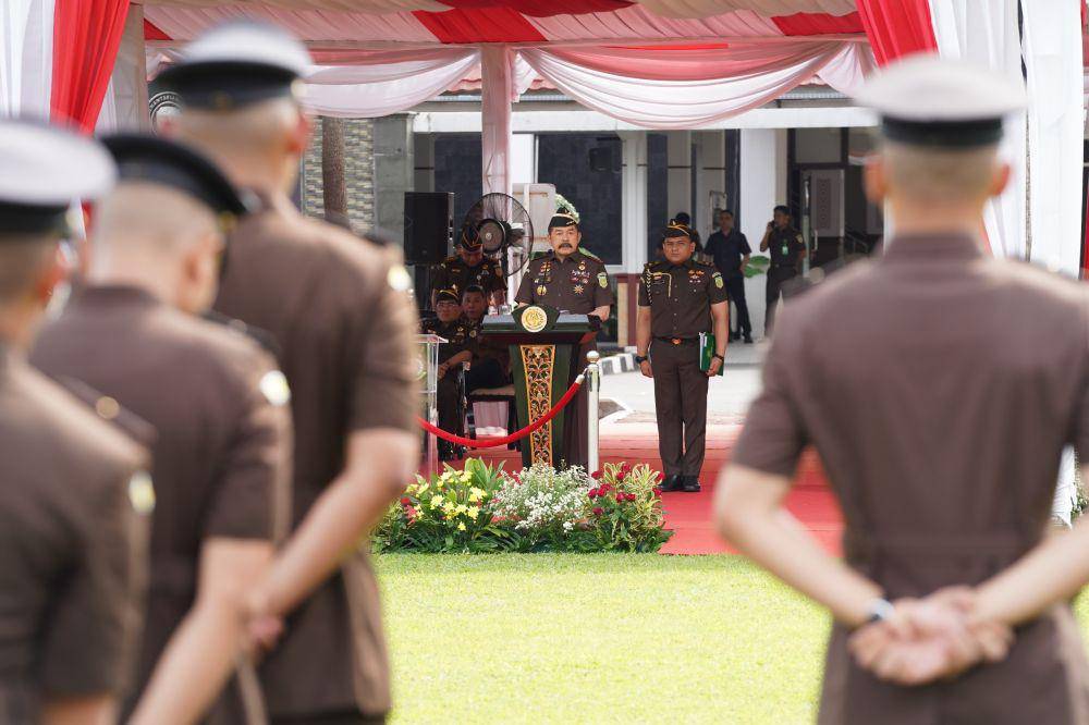 Jaksa Agung ST Burhanuddin menutup Pendidikan dan Pelatihan Pembentukan Jaksa (PPPJ) Angkatan LXXXI (81) Gelombang II Tahun 2024 di Badan Diklat Kejaksaan RI, Rabu (11/12/2024). (dok. Puspenkum Kejagung)