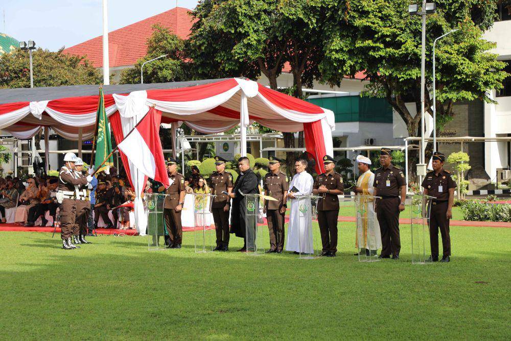 Jaksa Agung ST Burhanuddin menutup Pendidikan dan Pelatihan Pembentukan Jaksa (PPPJ) Angkatan LXXXI (81) Gelombang II Tahun 2024 di Badan Diklat Kejaksaan RI, Rabu (11/12/2024). (dok. Puspenkum Kejagung)