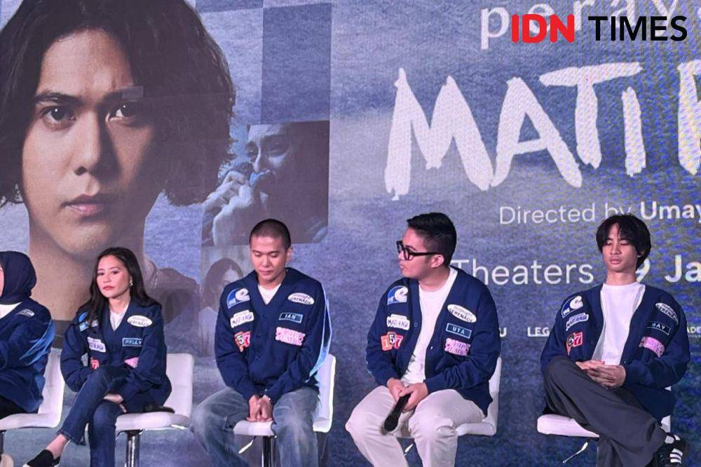 Potret tim produksi dan para pemain film Perayaan Mati Rasa (IDN Times/Nisa Zarawaki)