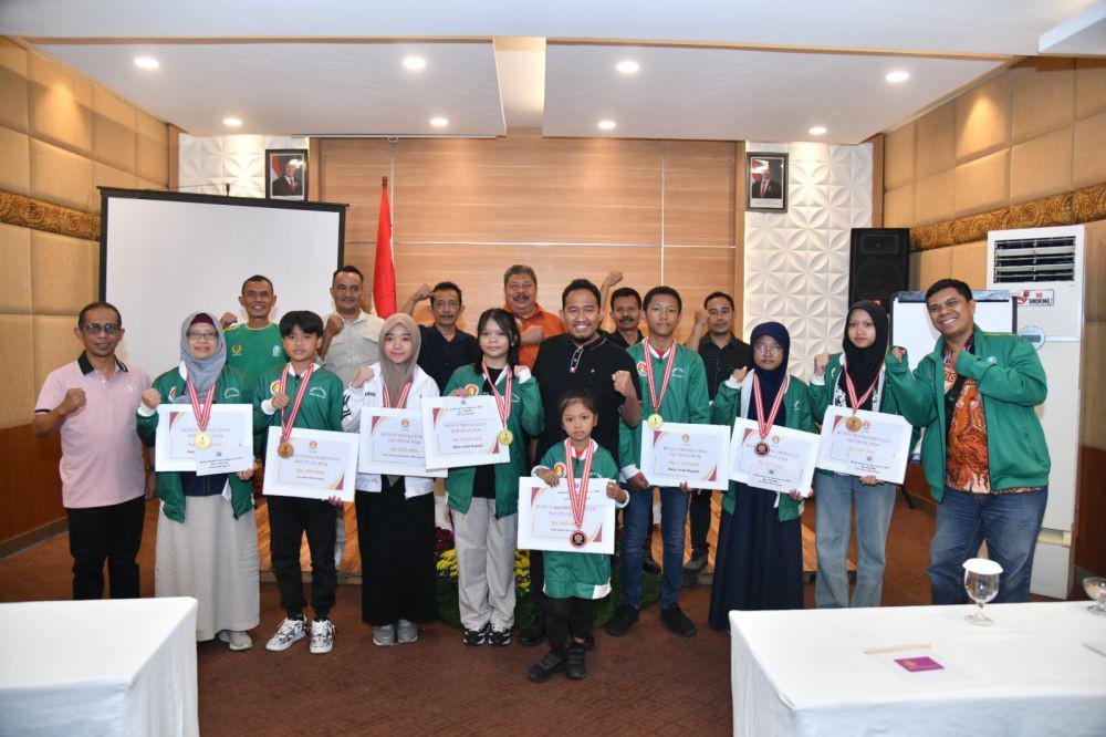 Ketum Percasi Jatim Bagikan Bonus Atlet Catur Junior Raih Juara Umum