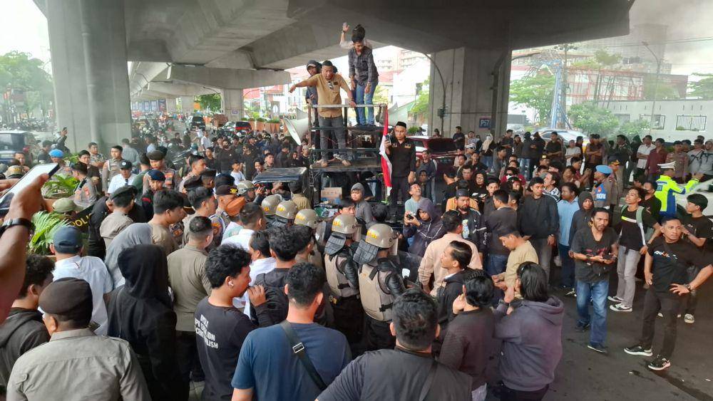 Aliansi Mahasiswa Pemuda Bulukumba Bersatu menggelar aksi unjuk rasa di depan Kantor Bawaslu Sulsel, Rabu (11/12/2024). IDN Times/Darsil Yahya Mustari