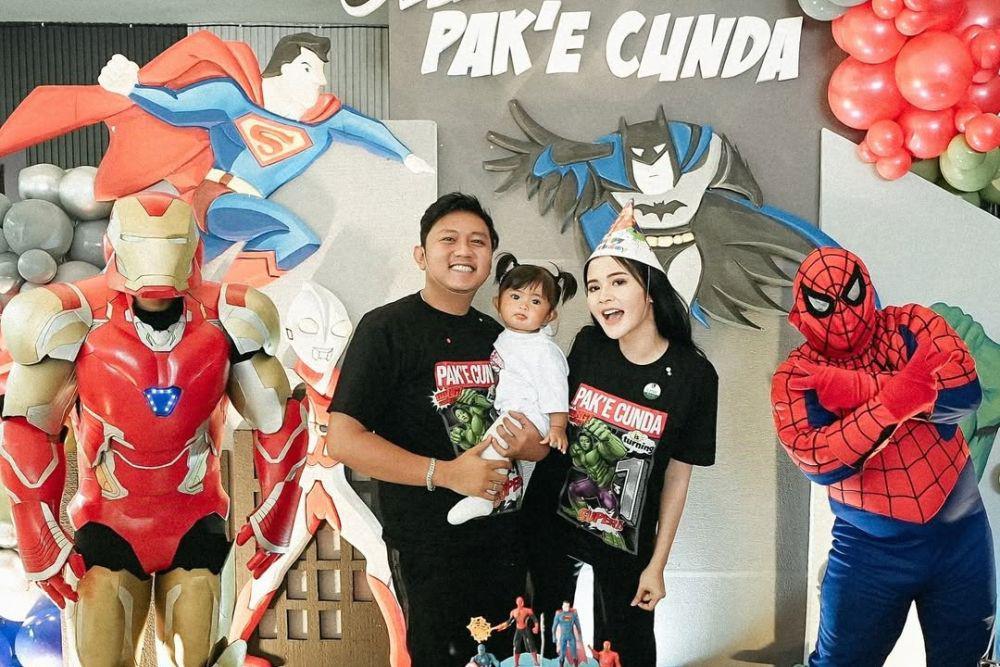 7 Potret Perayaan Ulang Tahun Denny Caknan Ke-31, Tema Superhero!