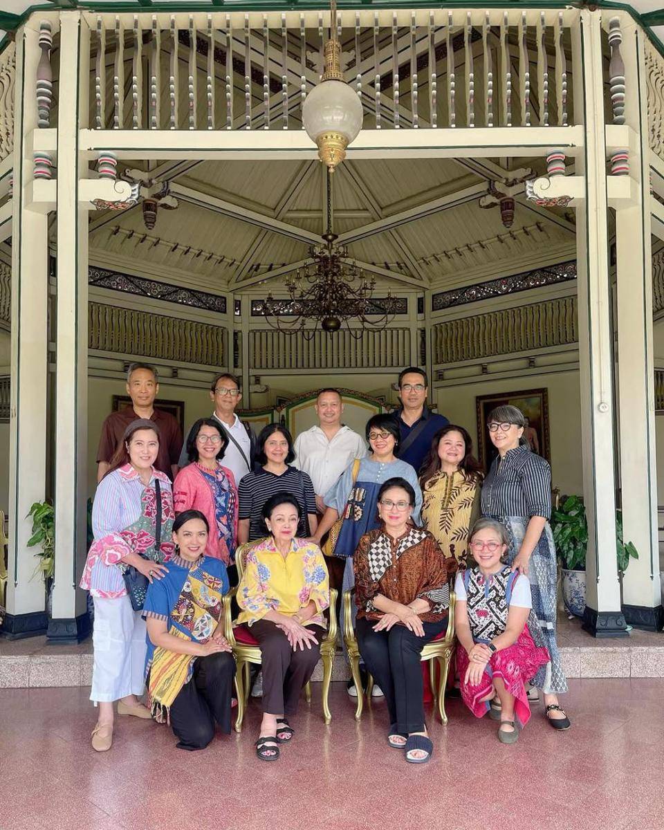 Ira Wibowo di Pura Mangkunegaran dan Keraton Solo (instagram.com/irawbw)