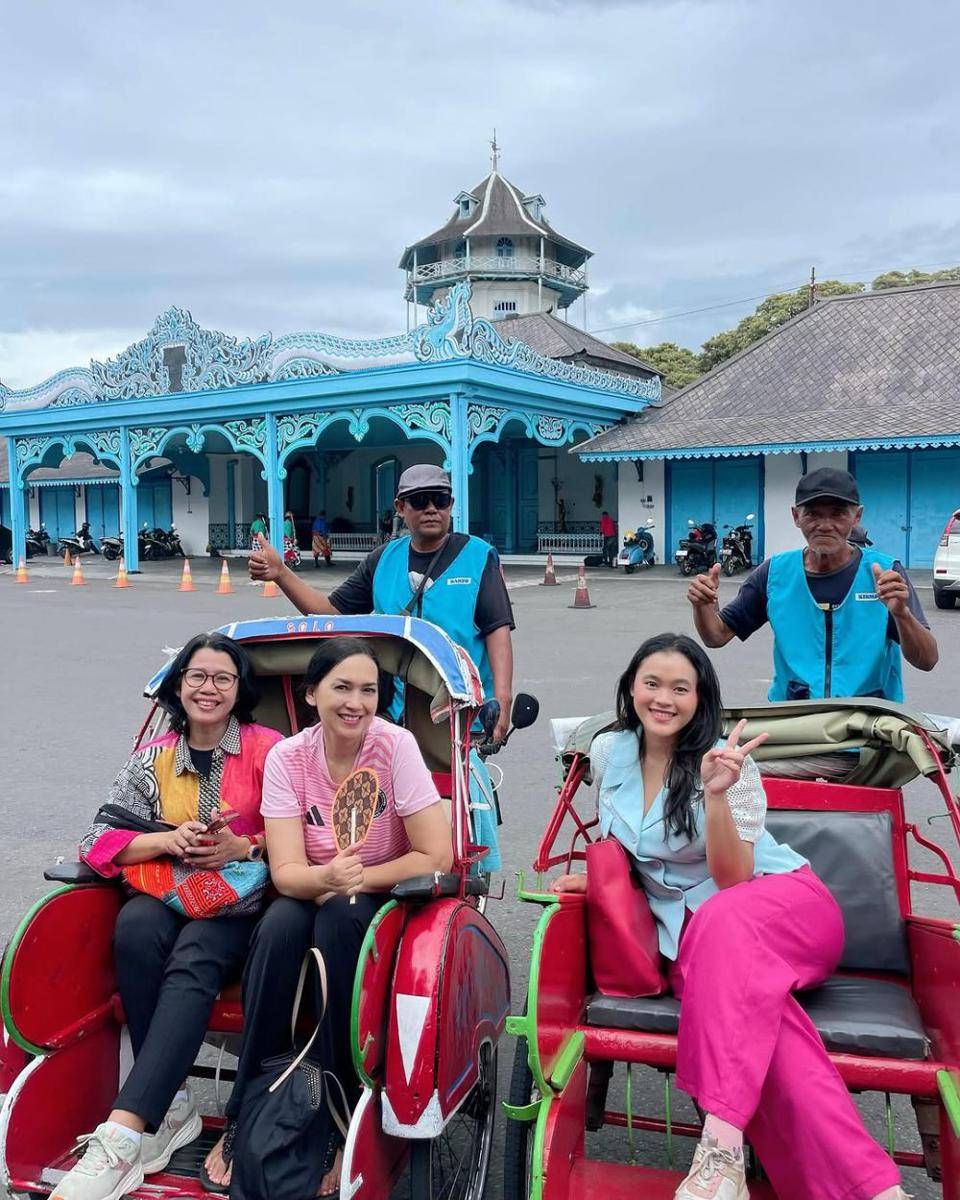 Ira Wibowo di Pura Mangkunegaran dan Keraton Solo (instagram.com/irawbw)