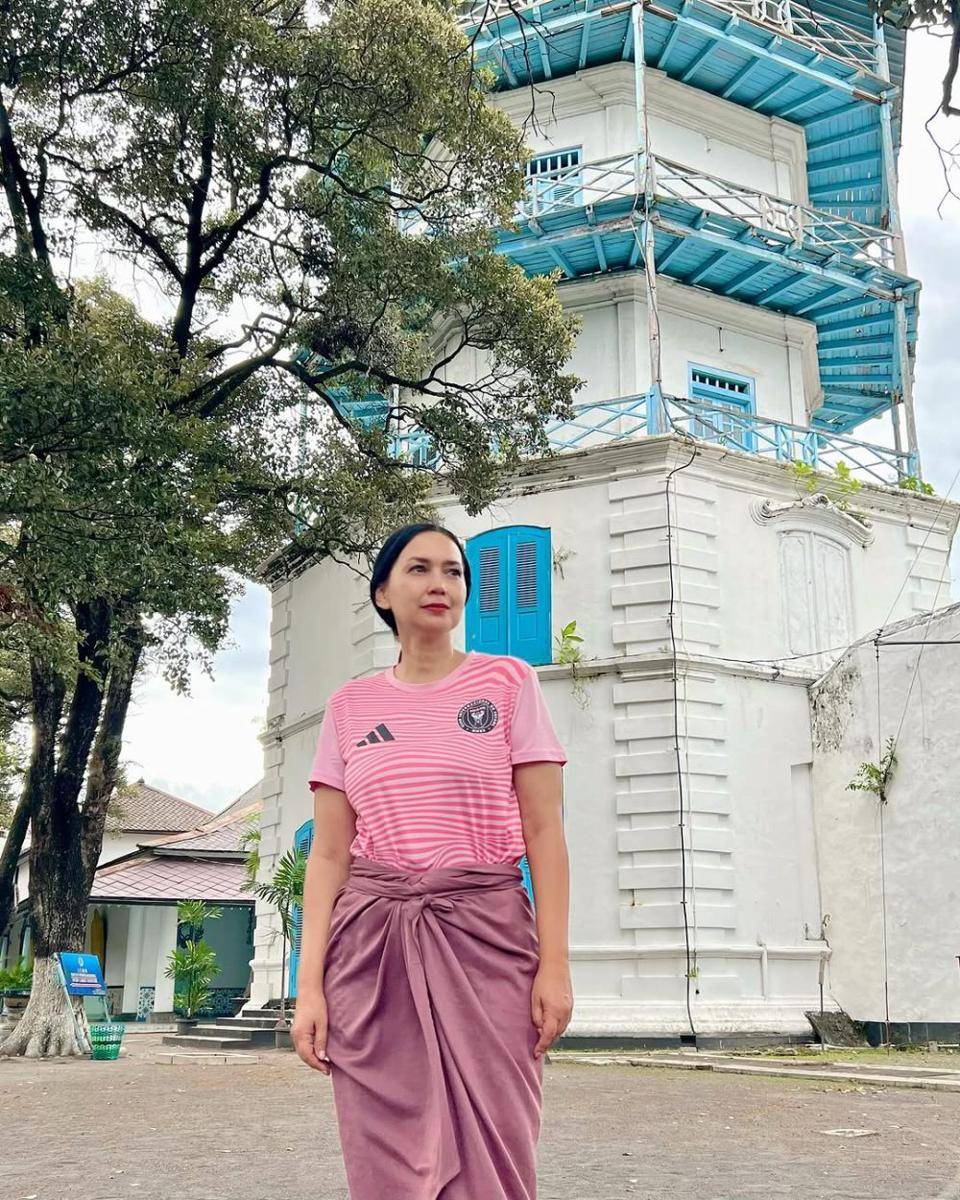 Ira Wibowo di Pura Mangkunegaran dan Keraton Solo (instagram.com/irawbw)