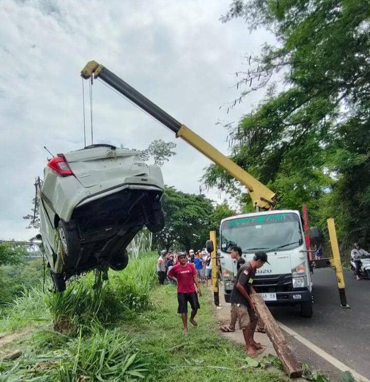 Evakuasi mobil Daihatsu Sigra di Malang yang jatuh ke dalam jurang sedalam 30 meter. (Dok. Satlantas Polres Malang)