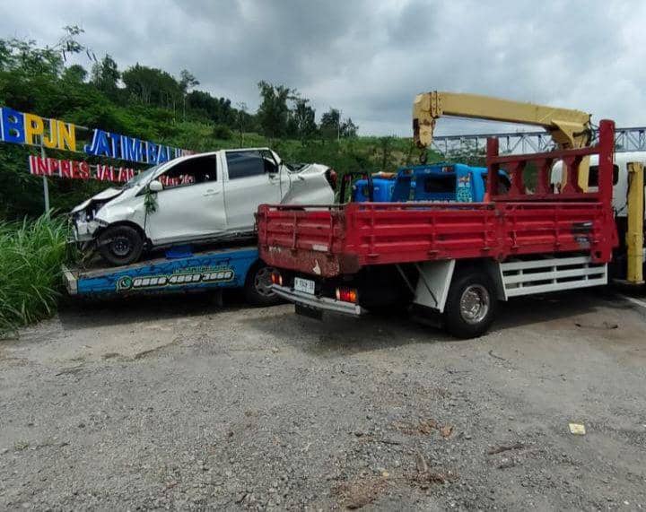 Kecelakaan Daihatsu Sigra di Malang yang jatuh ke dalam jurang sedalam 30 meter. (Dok. Satlantas Polres Malang)