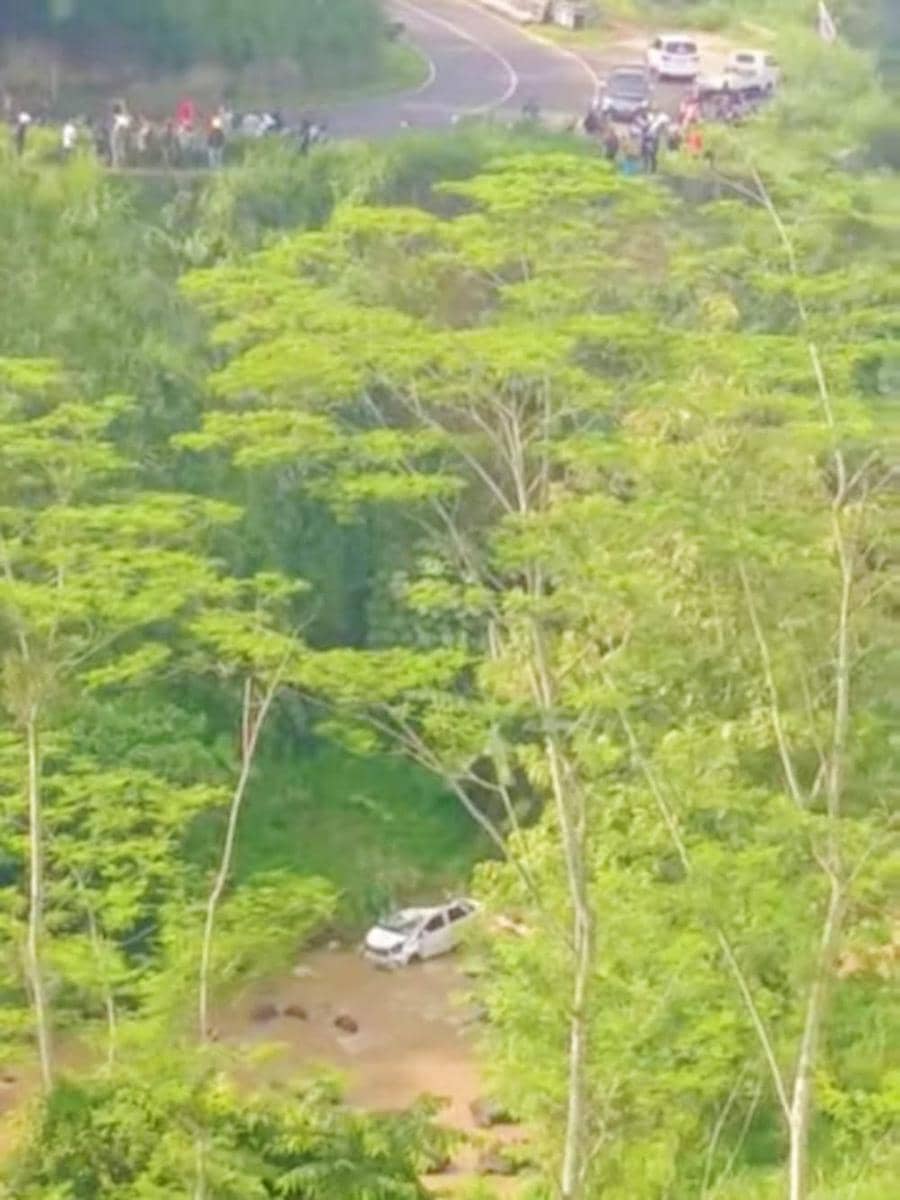 Kecelakaan Daihatsu Sigra yang jatuh ke dalam jurang sedalam 30 meter. (Dok. Satlantas Polres Malang)