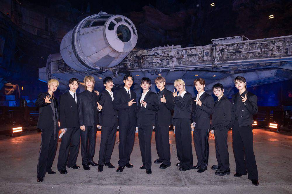 potret SEVENTEEN di The Wonderful World of Disney: Holiday Spectacular (x.com/pledis_17)