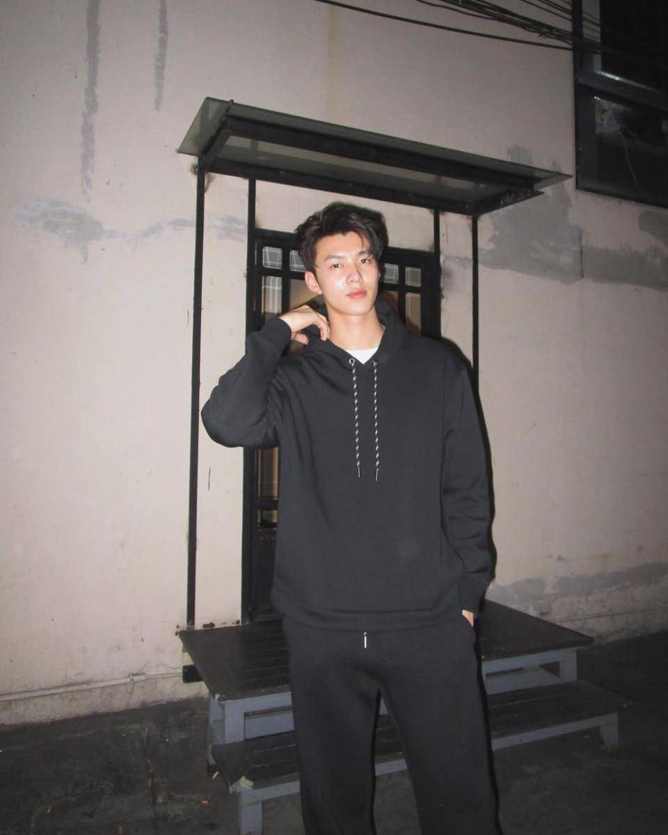 All black outfit ala Meen Nichakoon (instagram.com/meennicha8)