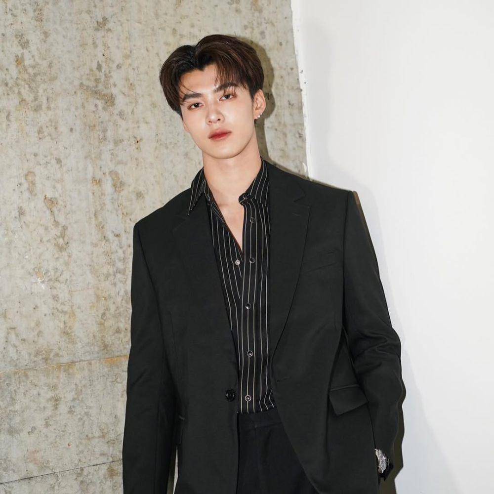 All black outfit ala Meen Nichakoon (instagram.com/meennicha8)