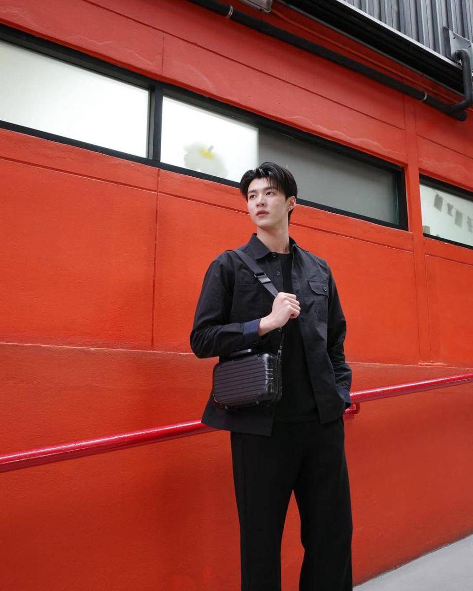 All black outfit ala Meen Nichakoon (instagram.com/meennicha8)