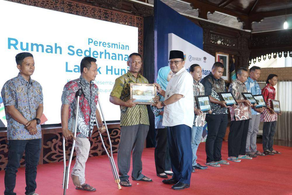Pj Bupati Kudus Muhamad Hasan Chabibie menyambut positif konsistensi PT Djarum dalam program RSLH sebagai upaya pengentasan kemiskinan di Kabupaten Kudus. Ia berharap agar para penerima bantuan dapat merasakan manfaat dan bisa hidup lebih baik. (dok. PT Djarum)
