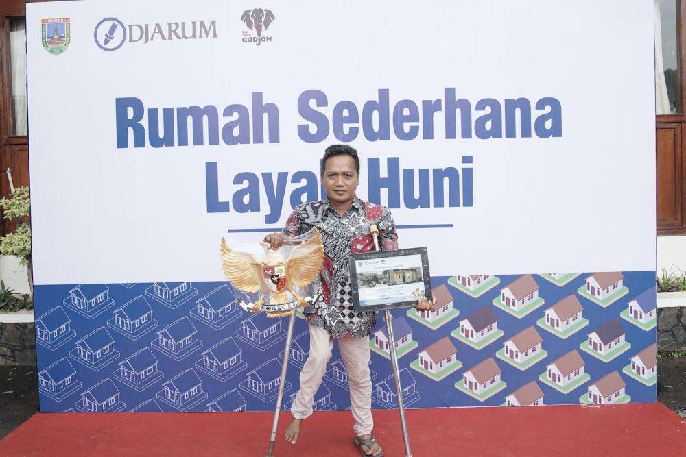 Salah satu penerima bantuan dari program RSLH PT Djarum ialah Noor Huda dari Desa Karangmalang, Kecamatan Gebog. Huda merasa bersyukur kini huniannya menjadi nyaman dan aman untuk ditempati. (dok. PT Djarum)