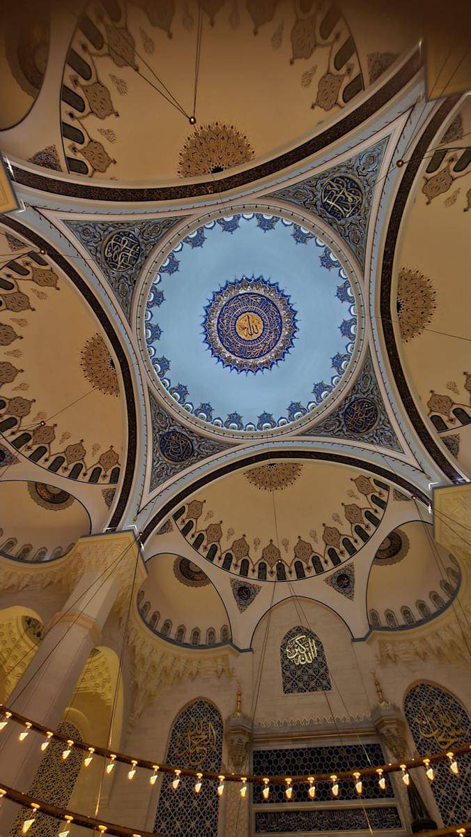 potret interior Masjid Biru (pexels.com/baha av)