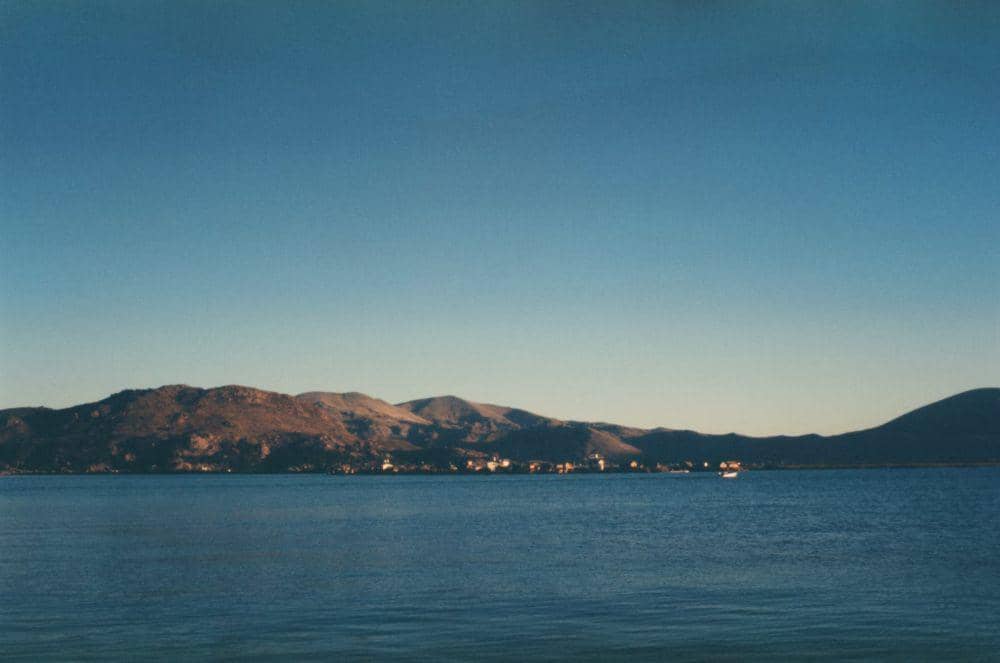 ilustrasi danau