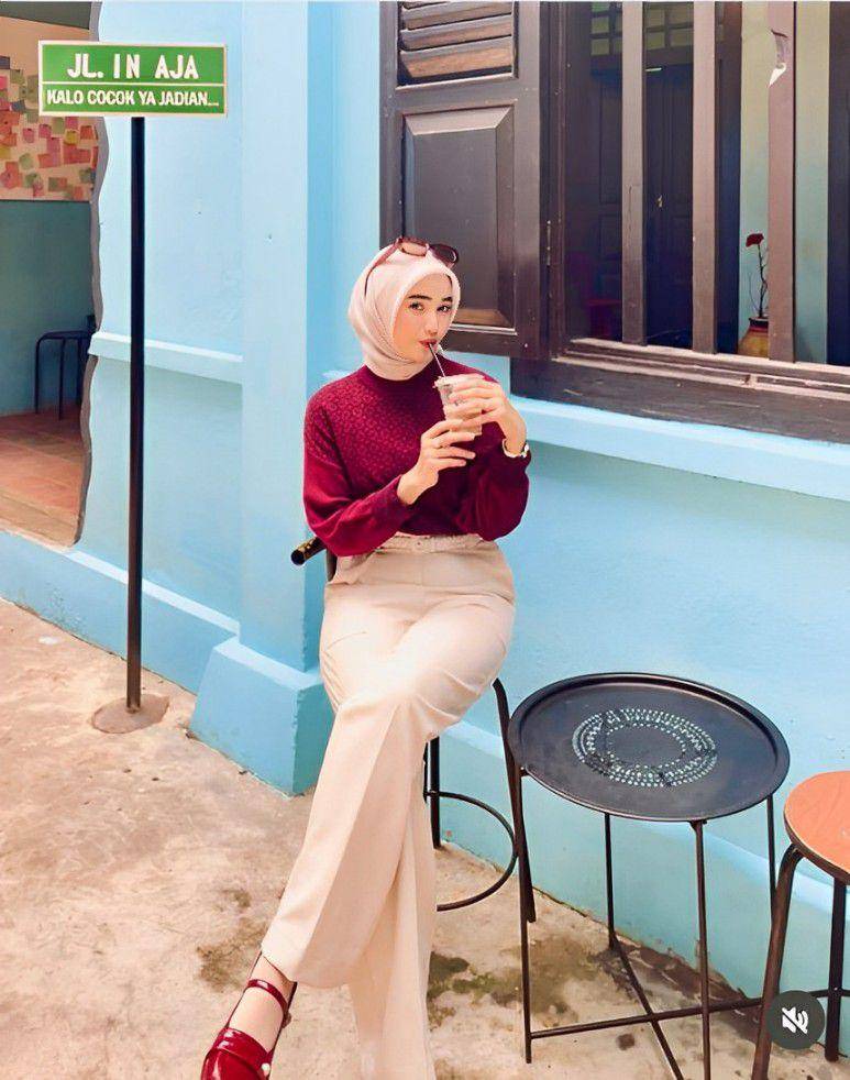 Outfit simple cocok buat nongkrong di kafe (instagram.com/ayuapriliyakusumaa)