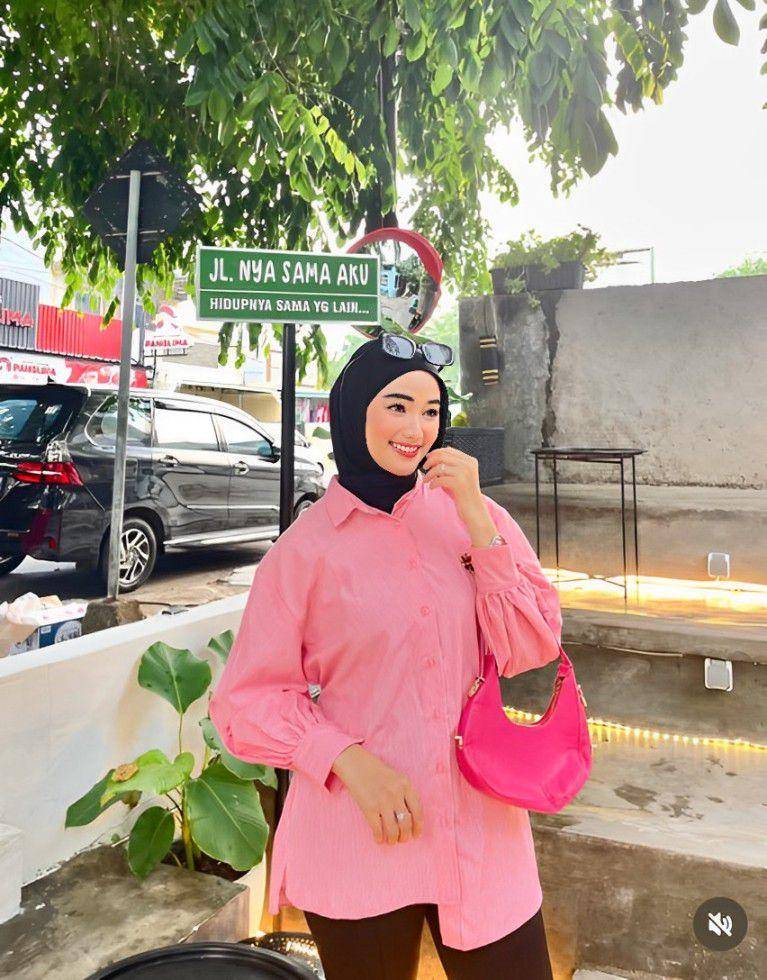 Outfit simple cocok buat nongkrong di kafe (instagram.com/ayuapriliyakusumaa)