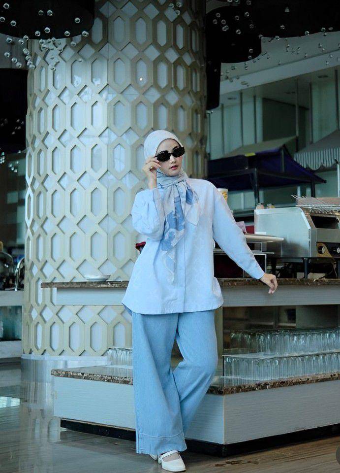 Outfit simple cocok buat nongkrong di kafe (instagram.com/ayuapriliyakusumaa)