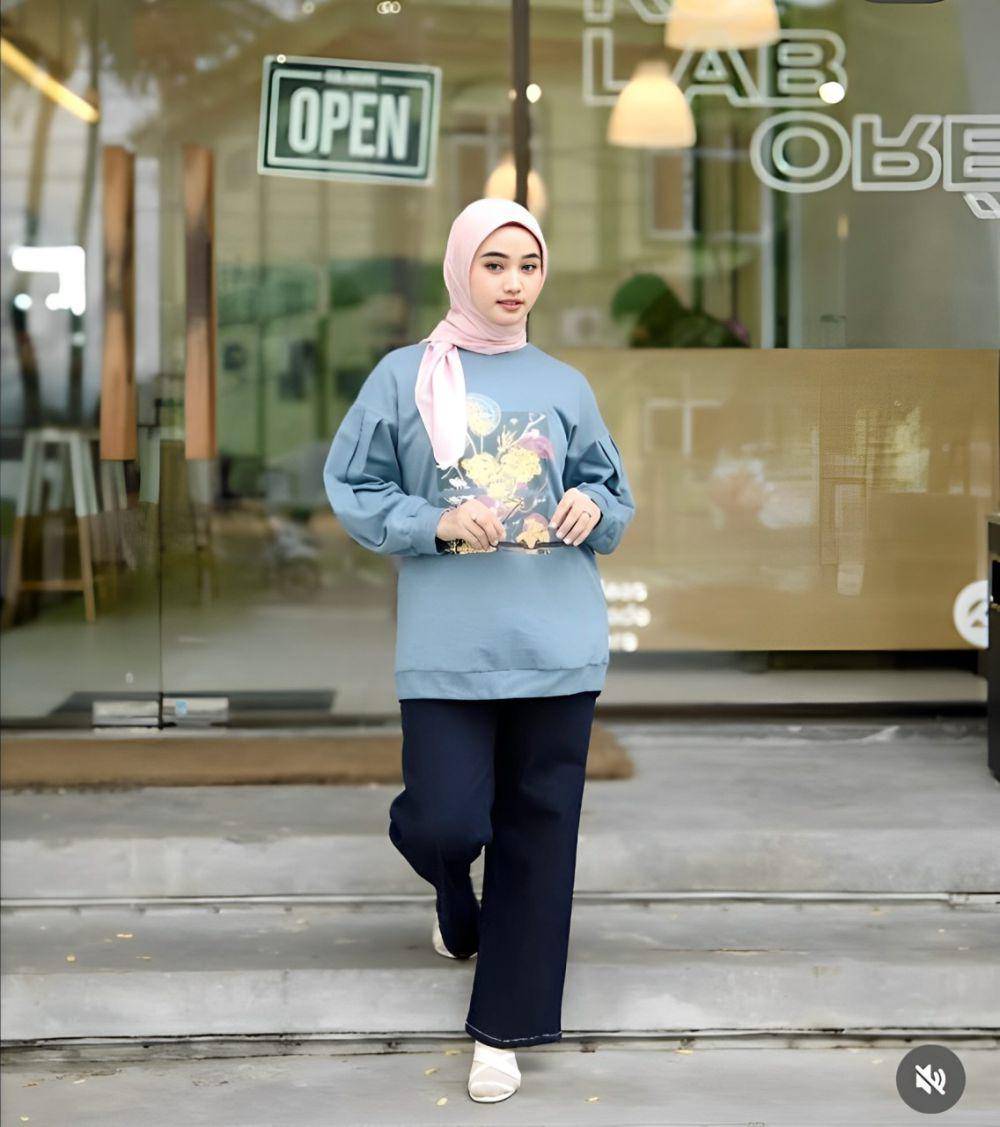 Outfit simple cocok buat nongkrong di kafe (instagram.com/ayuapriliyakusumaa)