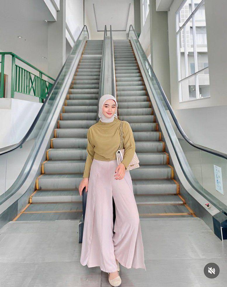 Outfit simple cocok buat nongkrong di kafe (instagram.com/ayuapriliyakusumaa)