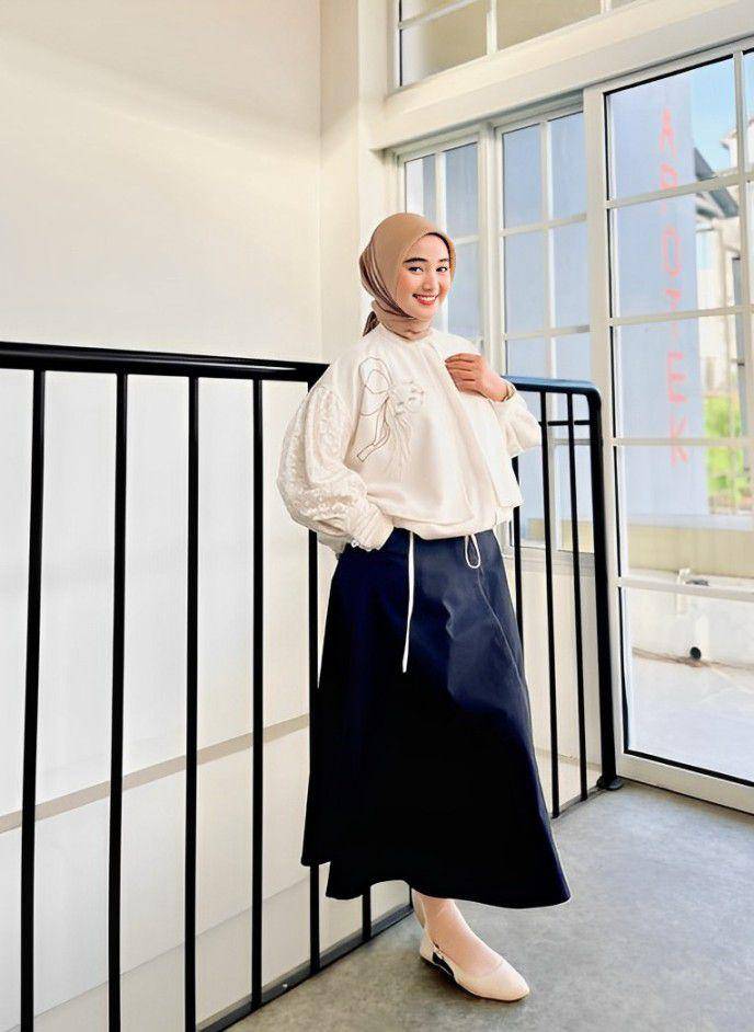 Outfit simple cocok buat nongkrong di kafe (instagram.com/ayuapriliyakusumaa)