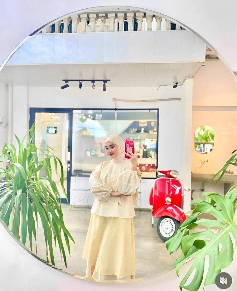 Outfit simple cocok buat nongkrong di kafe (instagram.com/ayuapriliyakusumaa)