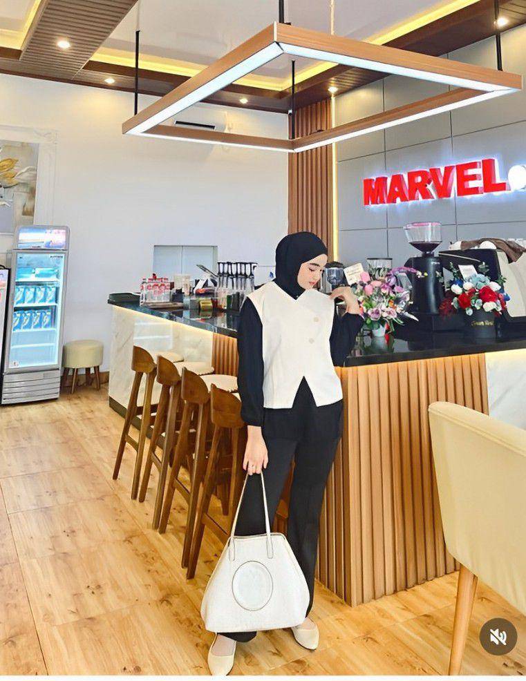 Outfit simple cocok buat nongkrong di kafe (instagram.com/ayuapriliyakusumaa)