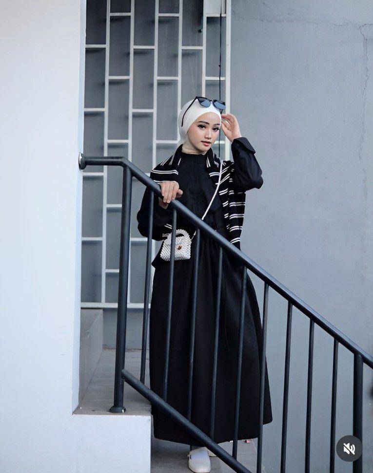 Outfit simple cocok buat nongkrong di kafe (instagram.com/ayuapriliyakusumaa)