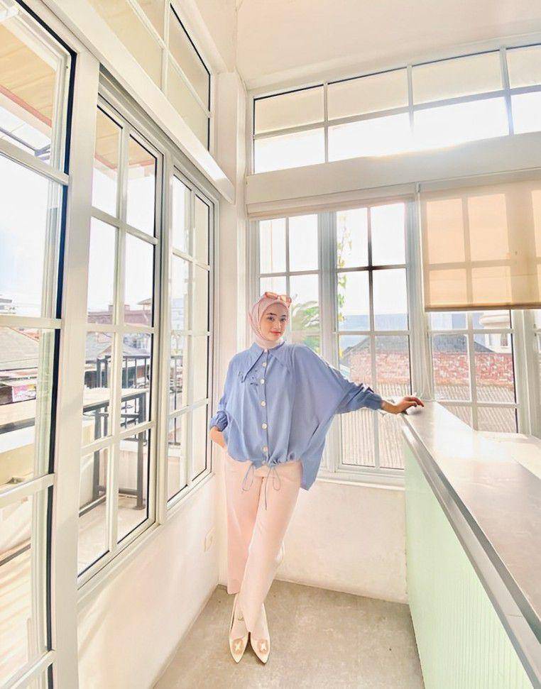 Outfit simple cocok buat nongkrong di kafe (instagram.com/ayuapriliyakusumaa)