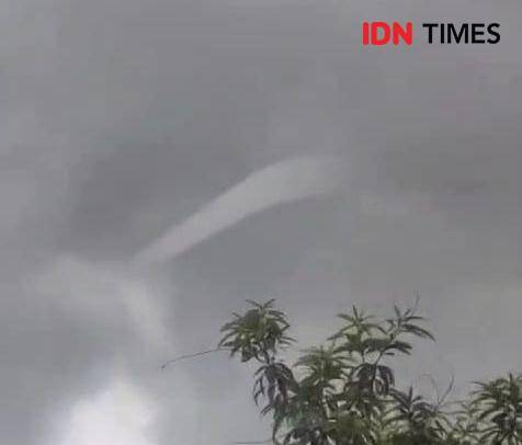 Detik-detik awal terjadinya angin puting beliung. IDN Times/ Istimewa.