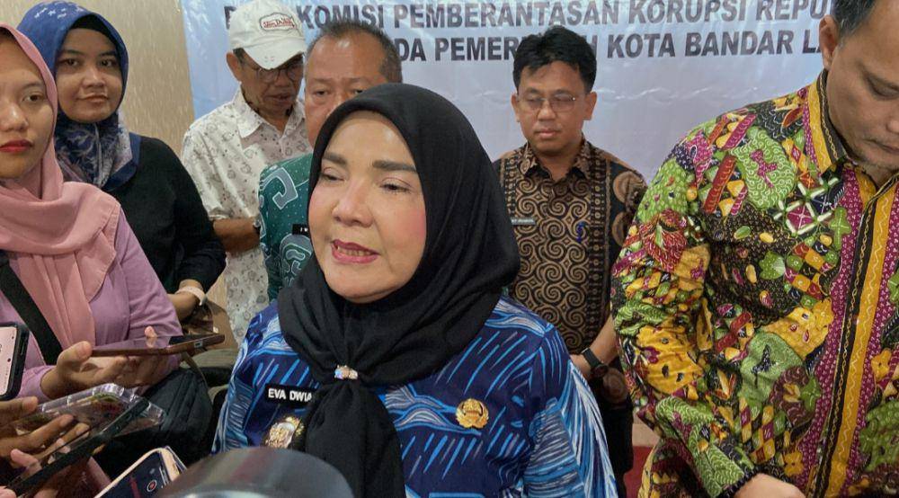 Walikota Bandar Lampung, Eva Dwiana saat diwawancarai usai penyerahan aset dari KPK. (IDN Times/Muhaimin)