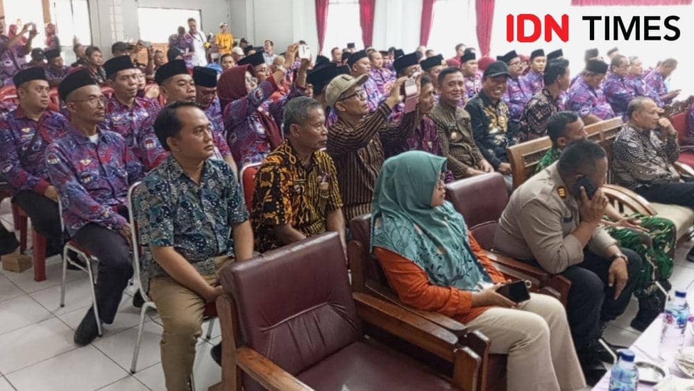 Para perangkat desa di kecamatan Wangon yang hadir dalam pengukuhan pengurus PPDI 2024 - 2029, Kamis (12/12/2024).(IDN Times/Cokie Sutrisno)