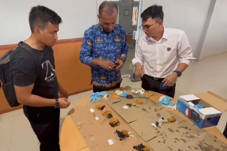 Petugas Lapas Narkotika Tanjungpinang dan Satres Narkoba Polres Bintan menemukan sabu di dalam makanan rendang (Dok:Polres Bintan)