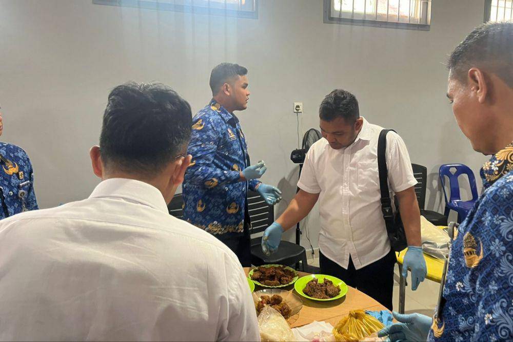 Makanan rendang yang berisi sabu saat diperiksa pihak kepolisian (Dok:Polres Bintan)