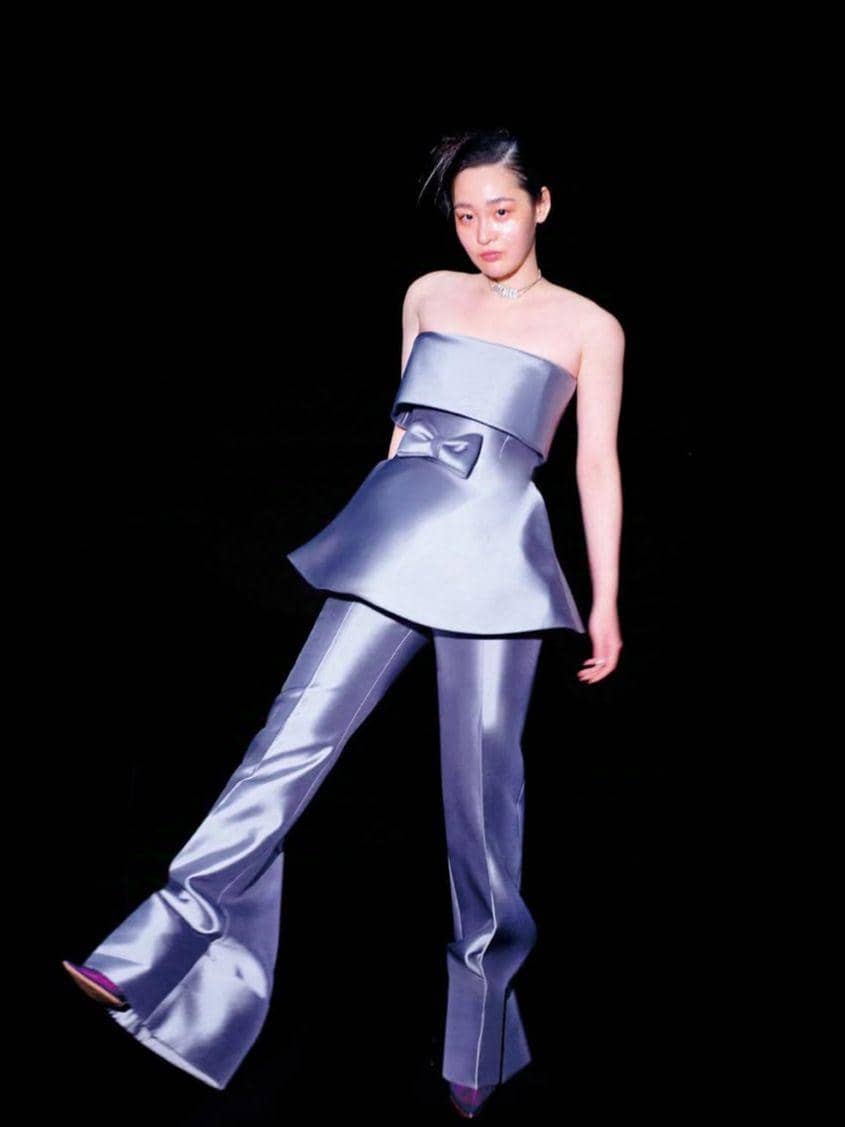 inspirasi outfit prom night ala Kim Min Ha (instagram.com/minhakim__)