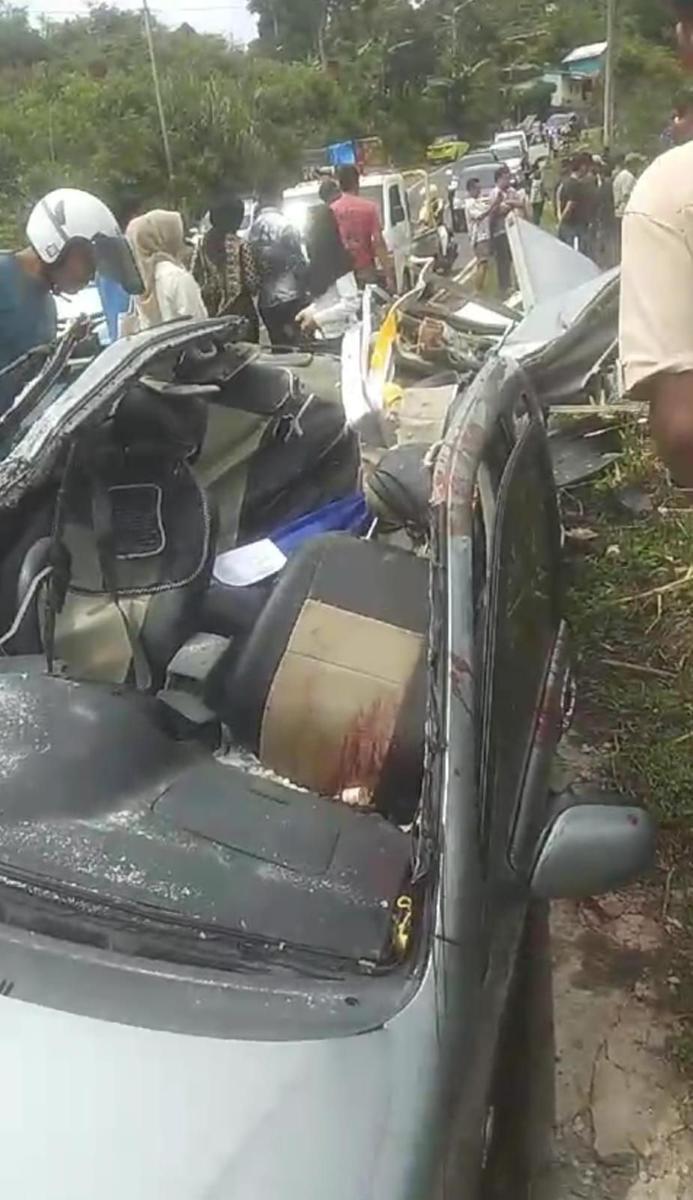 Rem Blong, Truk Hino Tabrak Sedan di Sekincau lalu Masuk Jurang