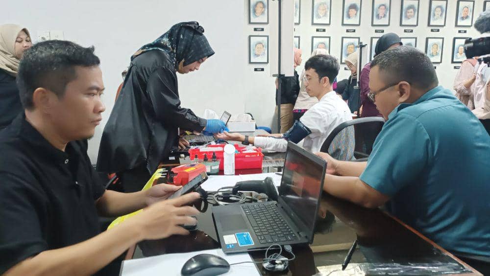 Aksi donor darah dalam rangka HUT ID Survey ketiga. (IDN Times/Fariz Fardianto)