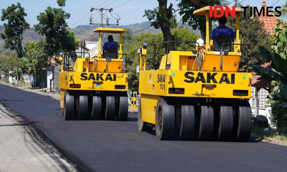 Perbaikan jalan menuju objek wisata di Bantul.(IDN Times/Daruwaskita)