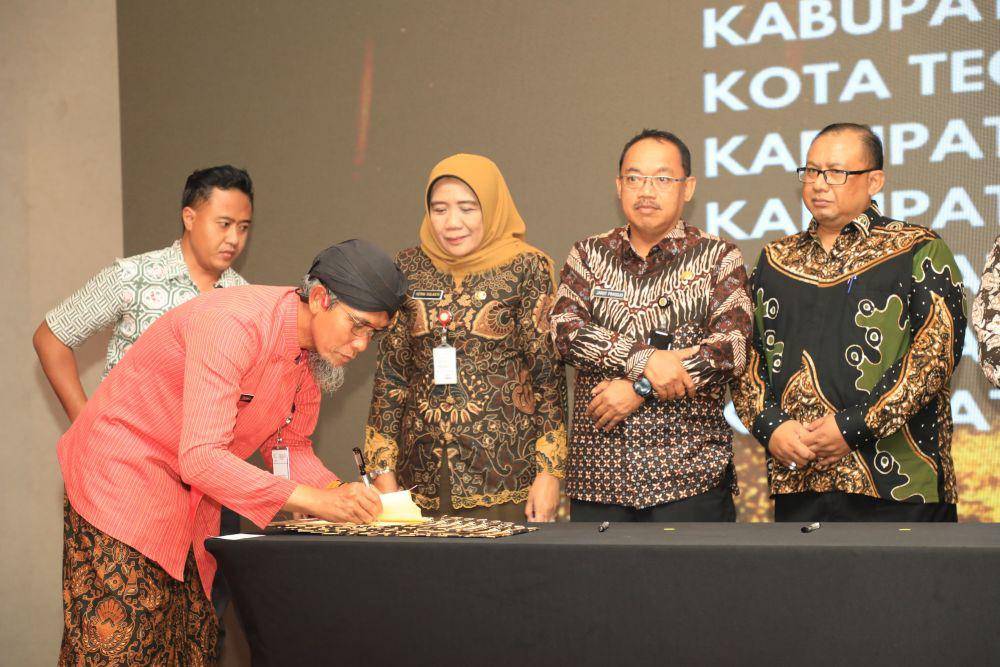 Naskah perjanjian ditandatangani Sumarno bersama sekda 35 kabupaten/kota di Hotel Swiss Belinn Saripetojo Solo, Kamis (12/12/2024). (IDN Times/Fariz Fardianto)