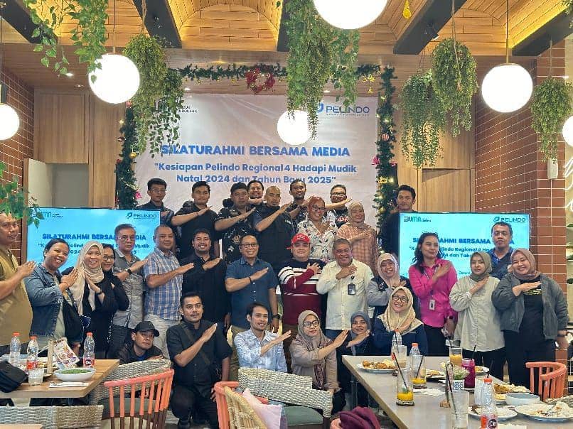 Executive Director Pelindo Regional 4, Abdul Azis saat foto bersama awak media / Dok : Humas Pelindo Regiona 4