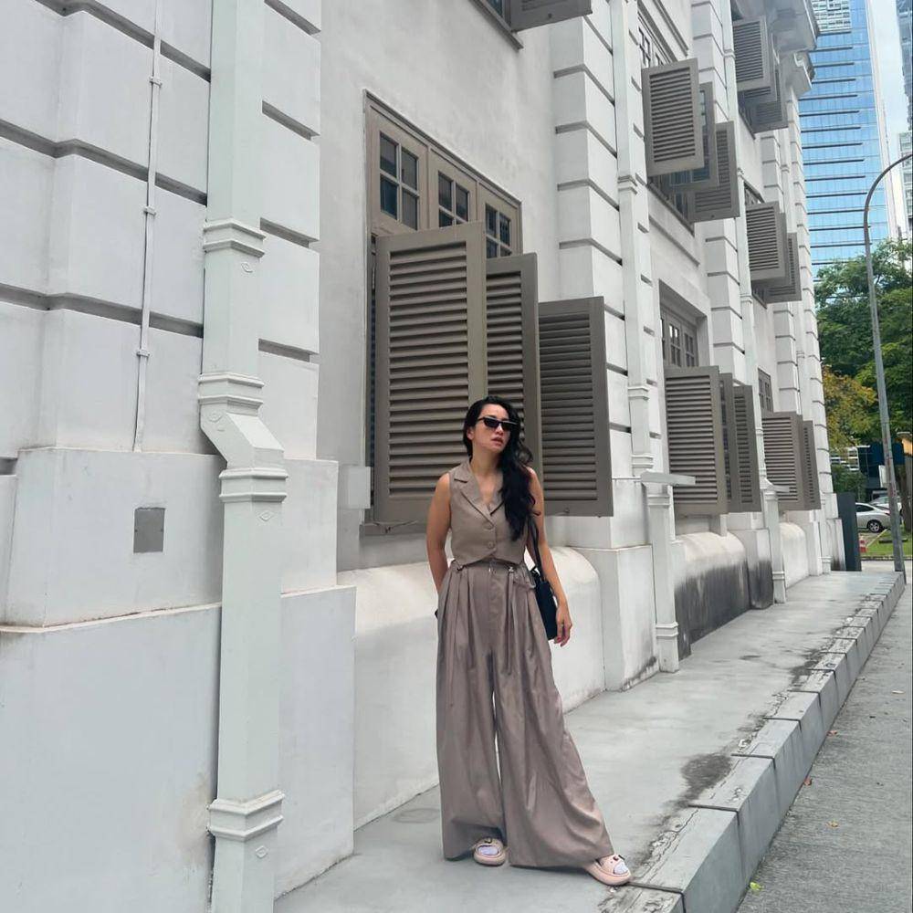 ide busana one set ala Hesti Purwadinata (instagram.com/hestipurwadinata)