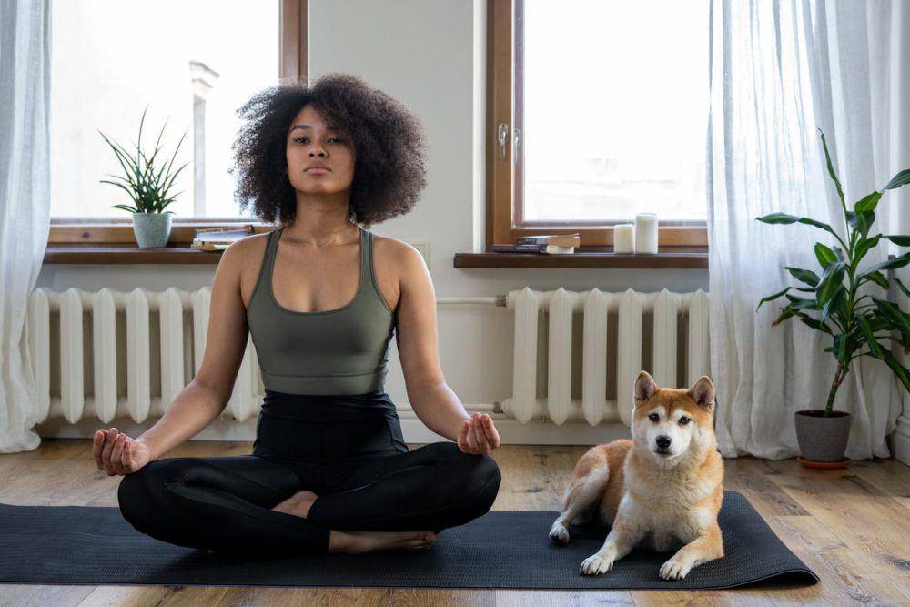 Ilustrasi orang melakukan meditasi. (pexels.com/cottonbro studio)
