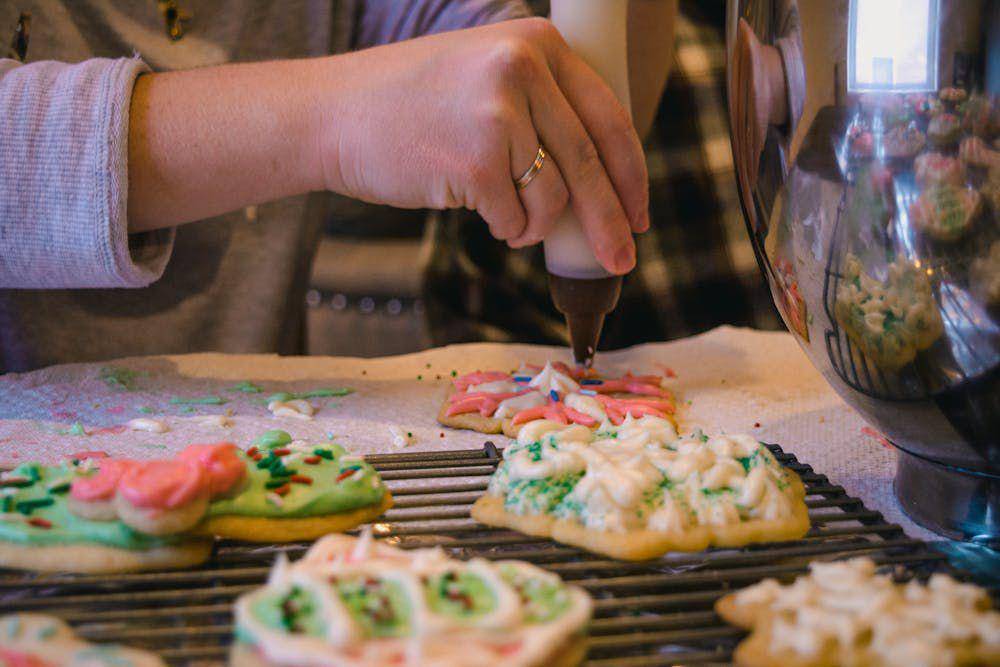 ilustrasi menghias kue kering dengan icing sugar (pexels.com/Jonathan Meyer)