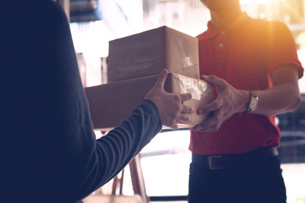 ilustrasi menerima paket (pexels.com/Khwanchai Phanthong)