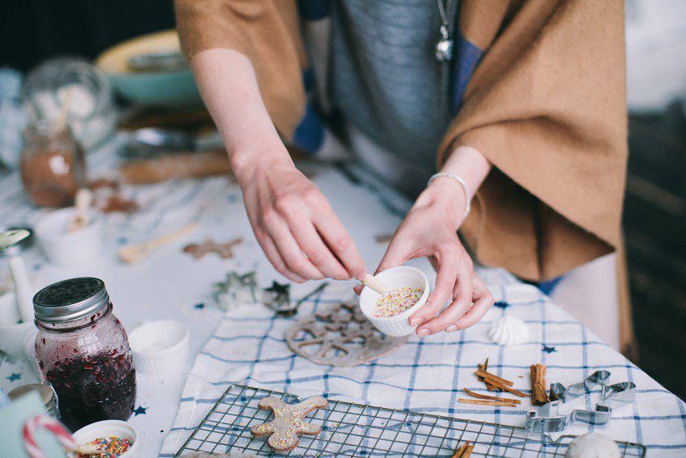 ilustrasi menambahkan sprinkle pada kue kering (pexels.com/Lina Kivaka)