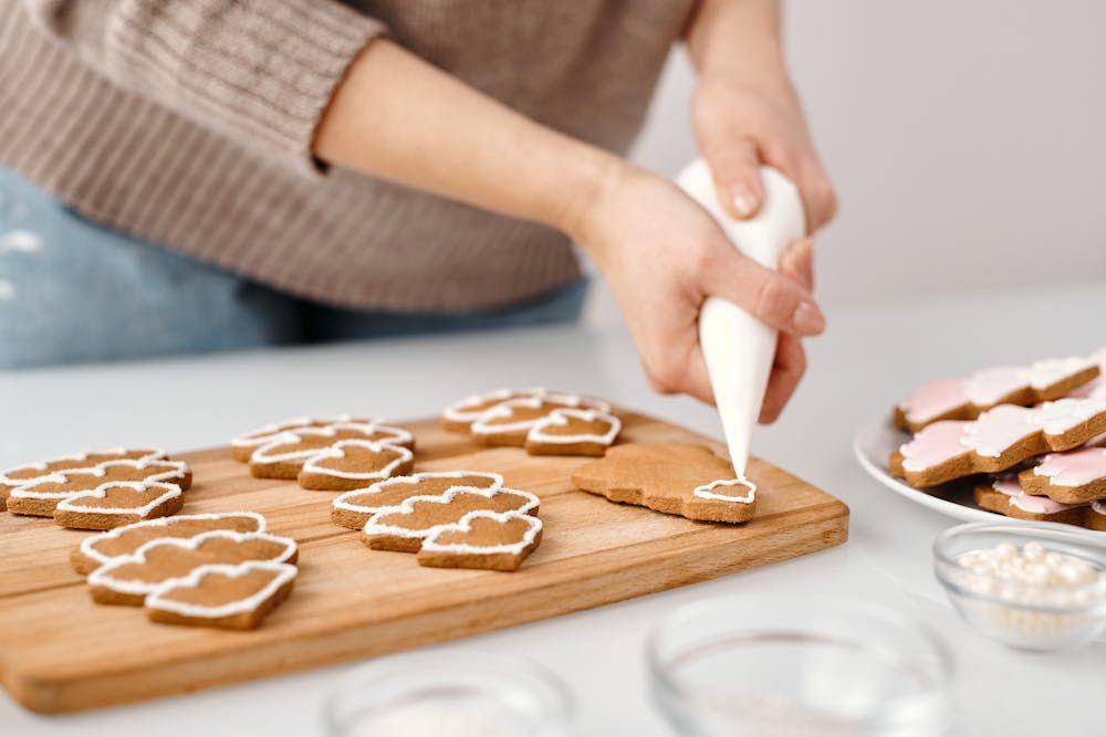 ilustrasi menggunakan warna cerah untuk icing sugar (pexels.com/ Nicole Michalou)