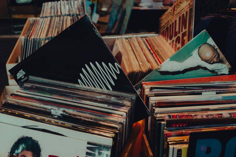 tumpukan album yang dirilis secara fisik (Pexels/Stanislav Kondratiev)