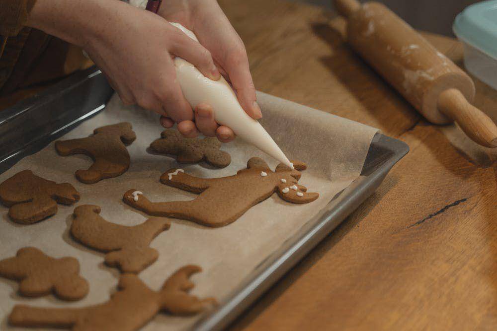 ilustrasi menghias kue dengan piping bag (pexels.com/Tima Miroshnichenko)