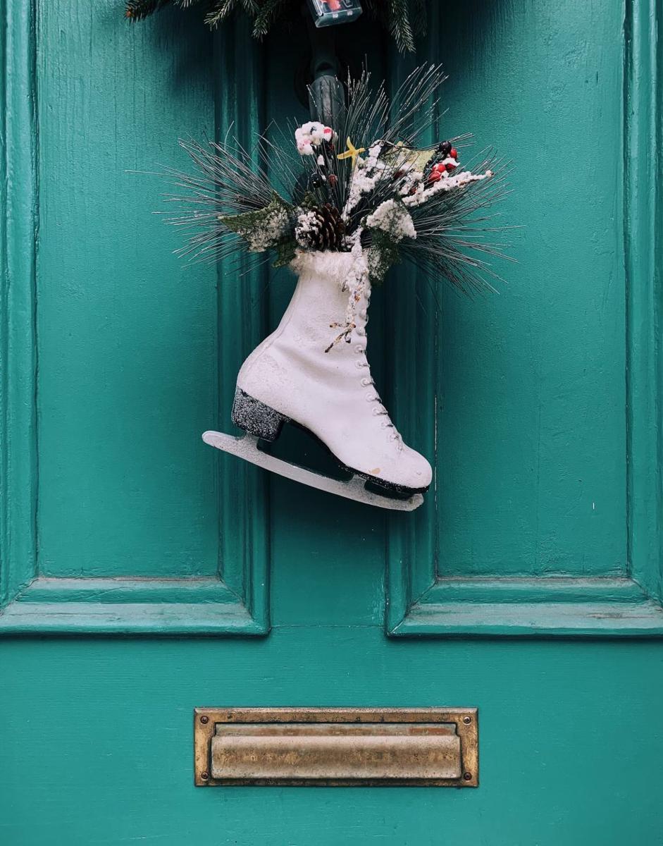 6 DIY Hiasan Pintu Natal Budget Ramah, Hasilnya Estetik!